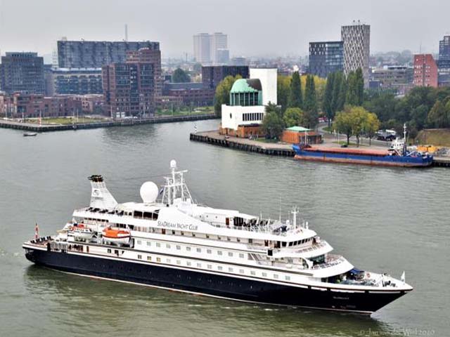 Cruiseschip ms SeaDream I van SeaDream Yacht Club aan de Cruise Terminal Rotterdam